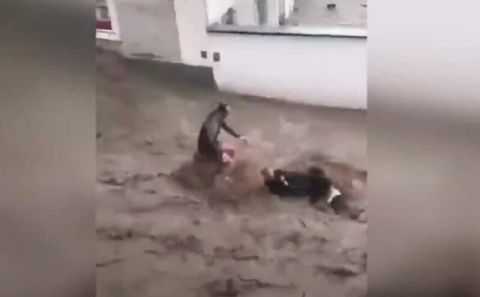 Türk çift sele böyle kapıldı