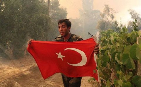 Azeri itfaiyecilerin Türk bayrağı duyarlılığı