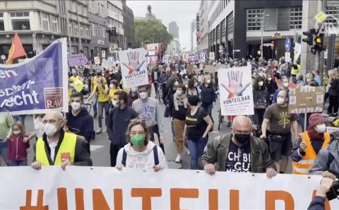 Almanya'da binlerce kişi sosyal adaletsizlik ve ırkçılığı protesto etti