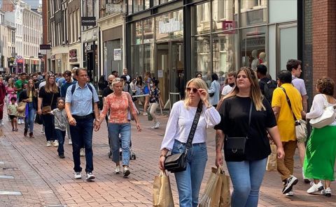 Hollanda'da sosyal mesafe kuralı dahil bir dizi kısıtlama 25 Eylül'de kaldırılıyor