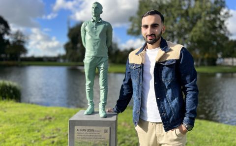 Hollanda Alihanâ€™ın heykelini dikti
