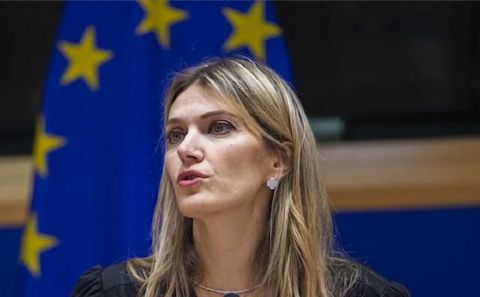 ~Yolsuzluk şüphesiyle gözaltına alınan milletvekiline partisinden istifa çağrısı