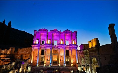 Işıklandırılan Efes Antik Kenti gece ayrı bir güzel