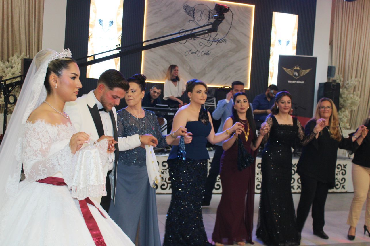 EDA İLE CÜNEYT, MUHTEŞEM BİR DÜĞÜN TÖRENİYLE EVLENEREK, DÜNYA EVİNE GİRDİLER…