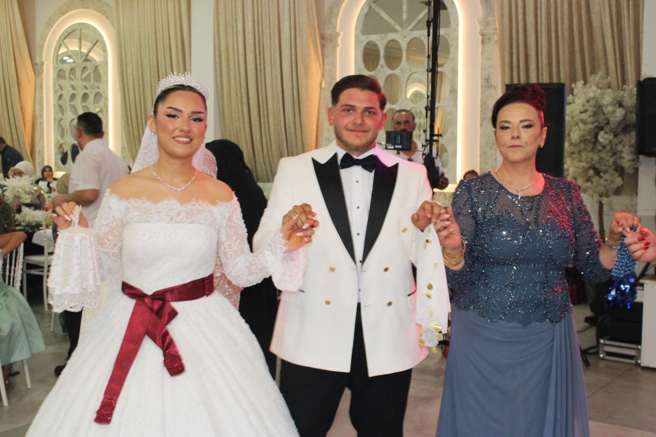 EDA İLE CÜNEYT, MUHTEŞEM BİR DÜĞÜN TÖRENİYLE EVLENEREK, DÜNYA EVİNE GİRDİLER…
