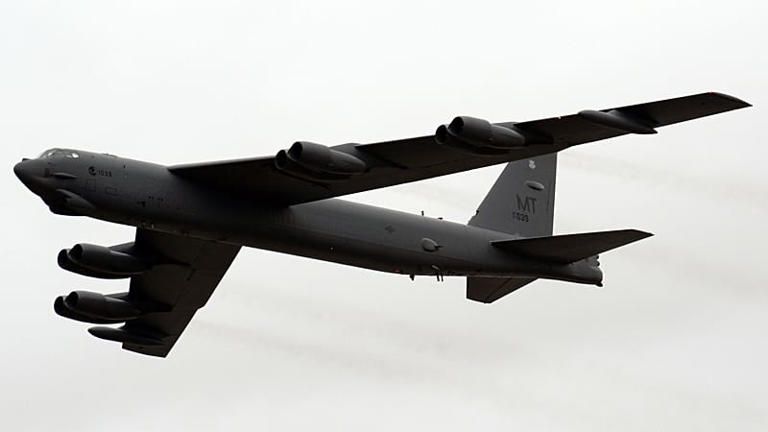 ABD bombardıman uçağı kalkıştan hemen sonra düştü. 8 Personel öldü...