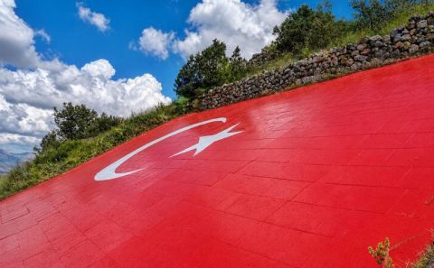 Kelkit Vadisi’nin simgesi dev Türk bayrağı yenilendi