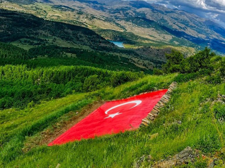 Kelkit Vadisi’nin simgesi dev Türk bayrağı yenilendi