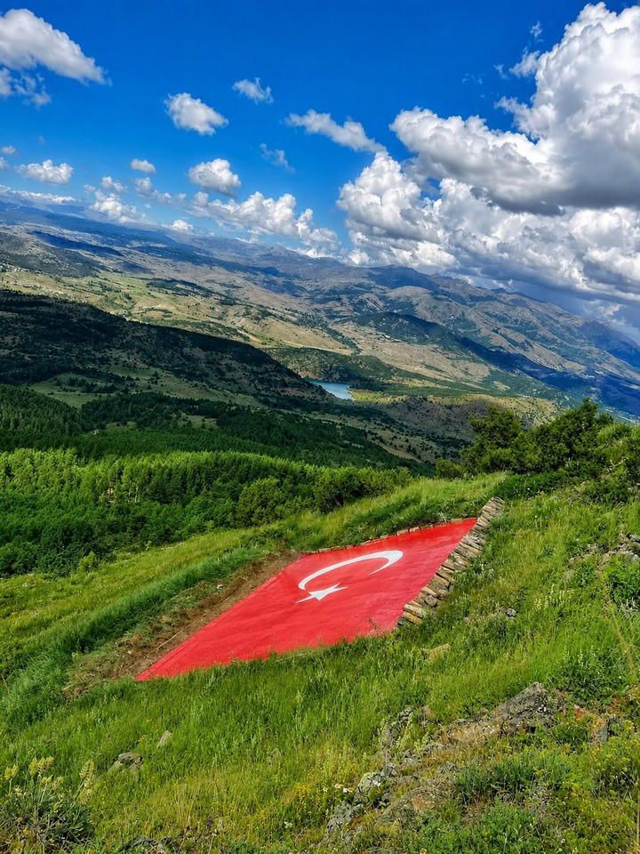 Kelkit Vadisi’nin simgesi dev Türk bayrağı yenilendi