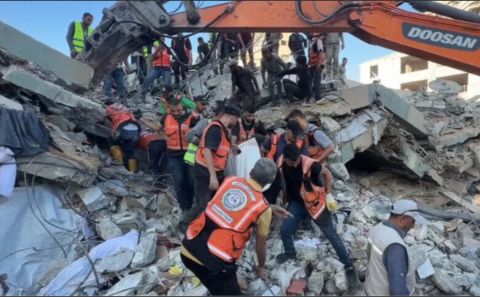 Gazze'de İsrail saldırısında hasar gören binanın çökmesi sonucu 5'i çocuk 11 kişi hayatını kaybetti