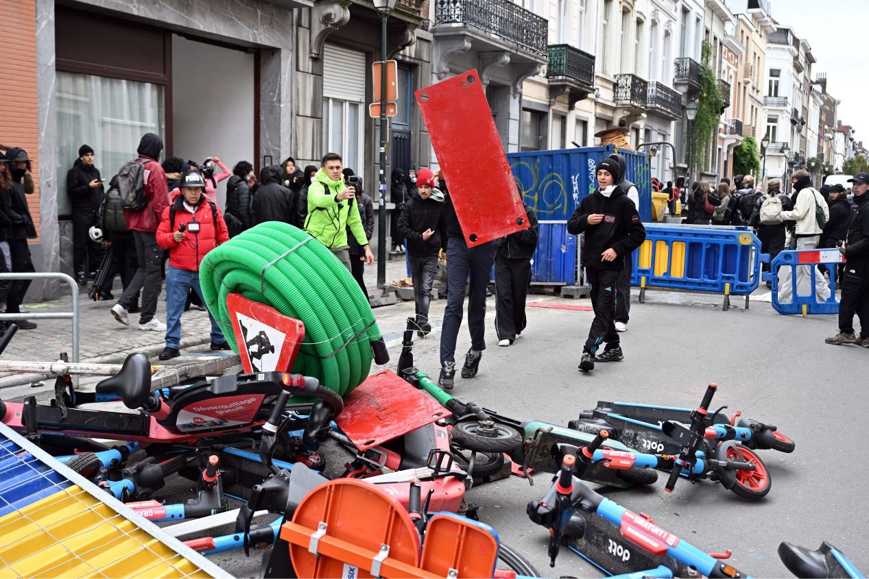 Belçika'da hükümet karşıtı gösteri gerginliklerin ardından polis müdahalesiyle sona erdi